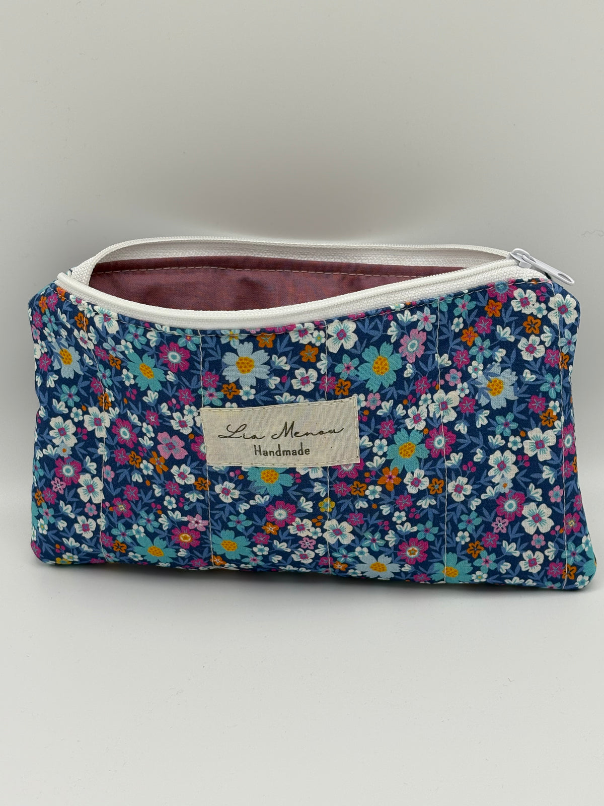 Handgemachtes Brillenetui blau mit bunten Blumen Detailansicht