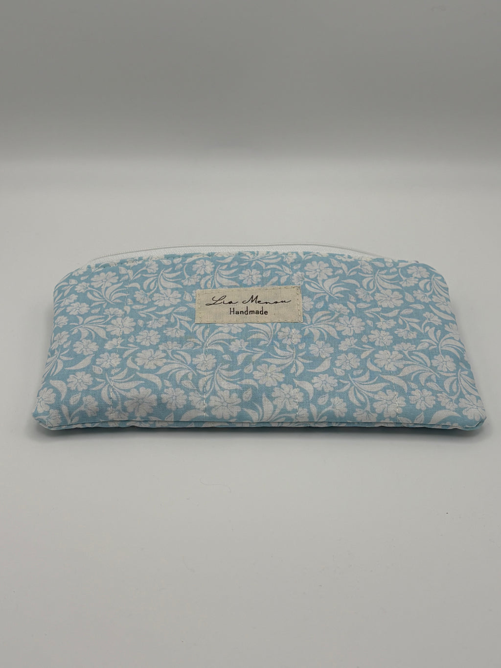Brillenetui Hellblau Blumen handgemacht – Lia Menou