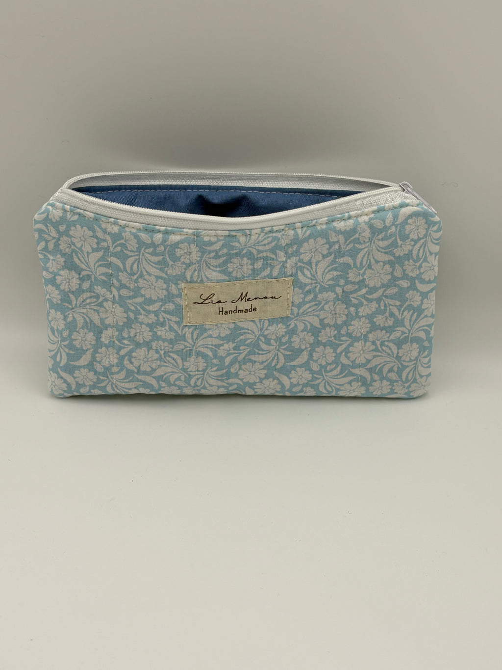 Brillenetui Hellblau Blumen handgemacht – Lia Menou