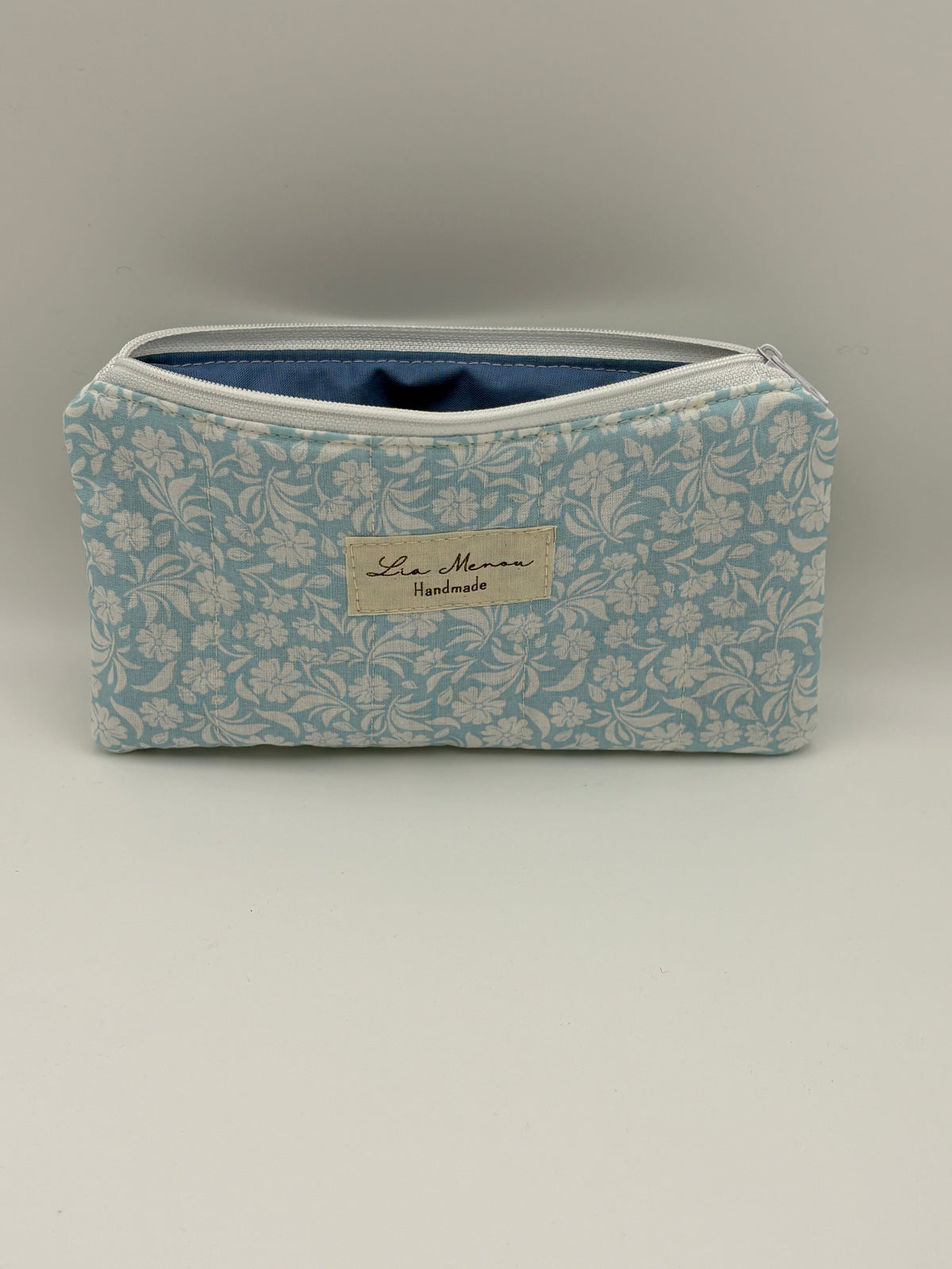 Brillenetui Hellblau Blumen handgemacht – Lia Menou