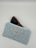 Handgemachtes Brillenetui hellblau mit Blumen