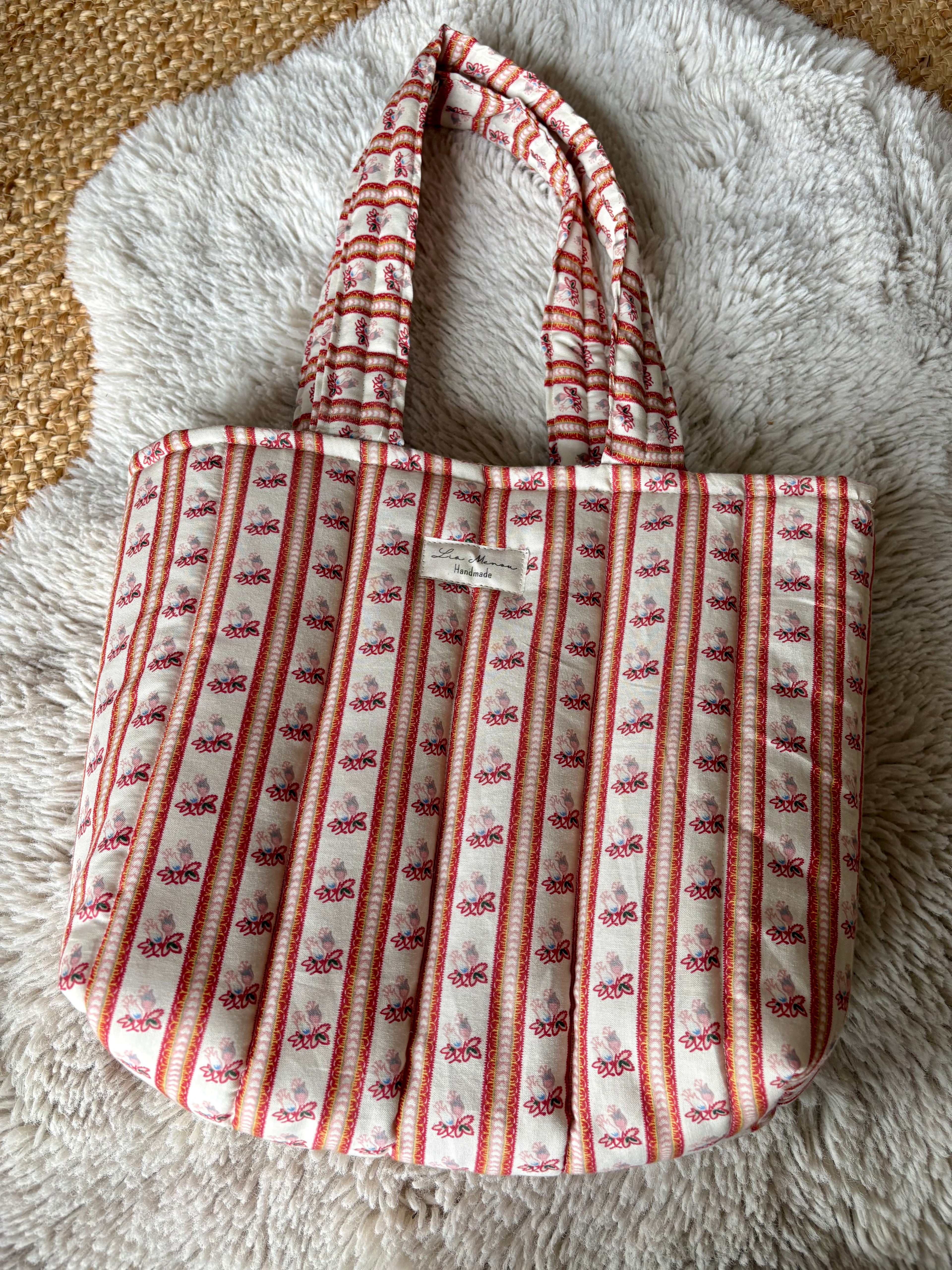 Frühlings-Picknik mit Blumen