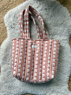 Frühlings-Picknik mit Blumen