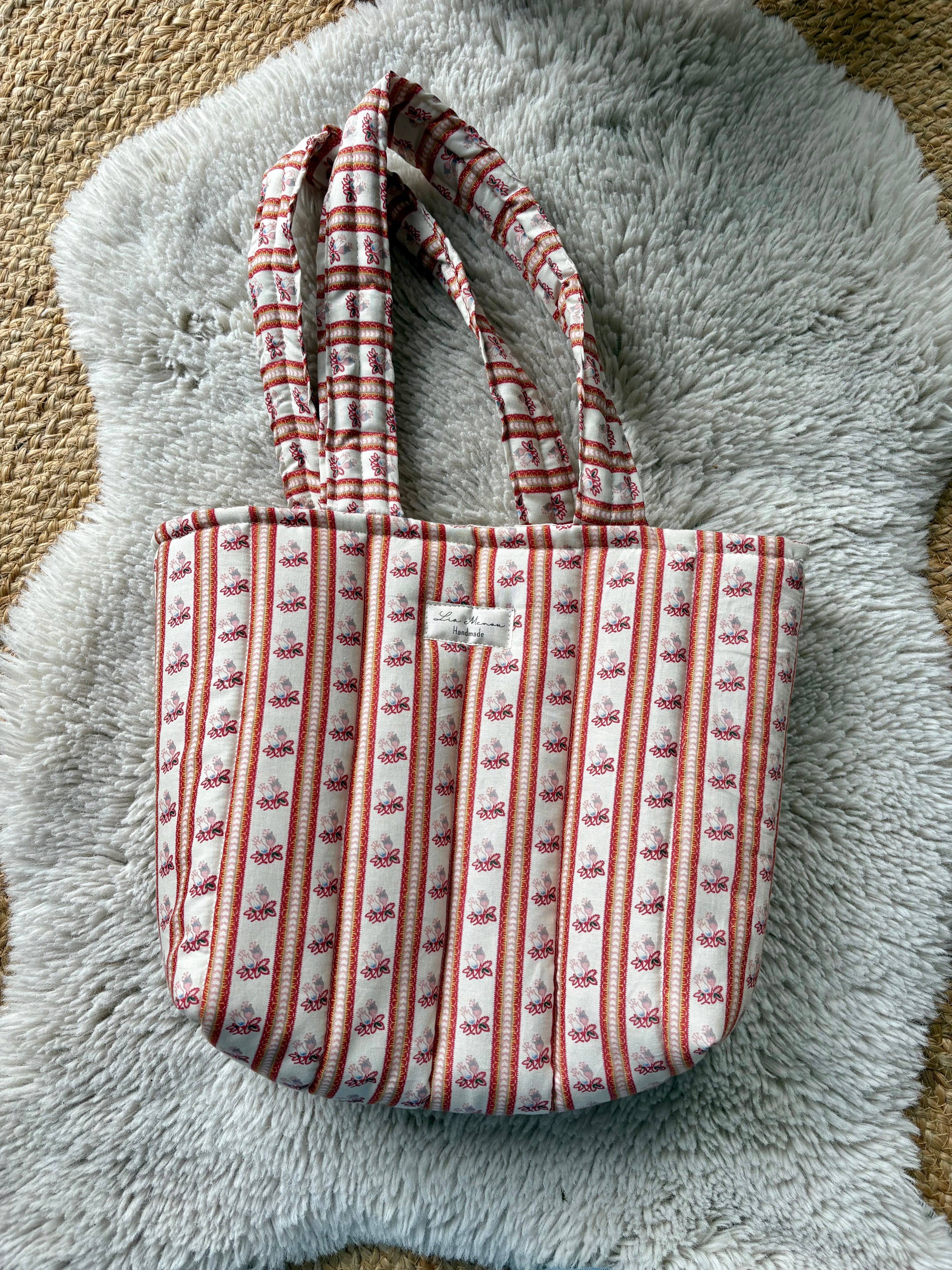 Frühlings-Picknik mit Blumen