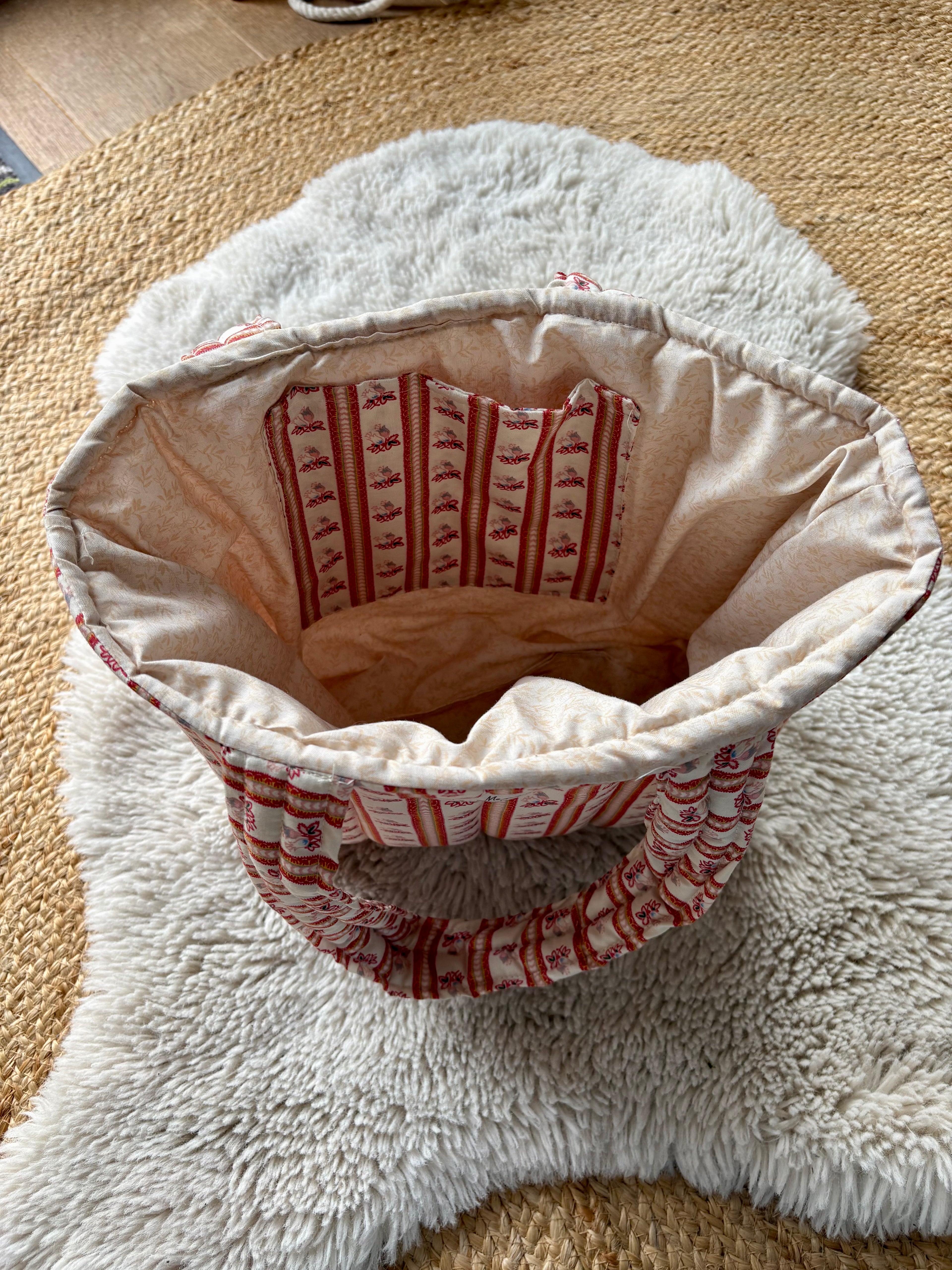 Frühlings-Picknik mit Blumen