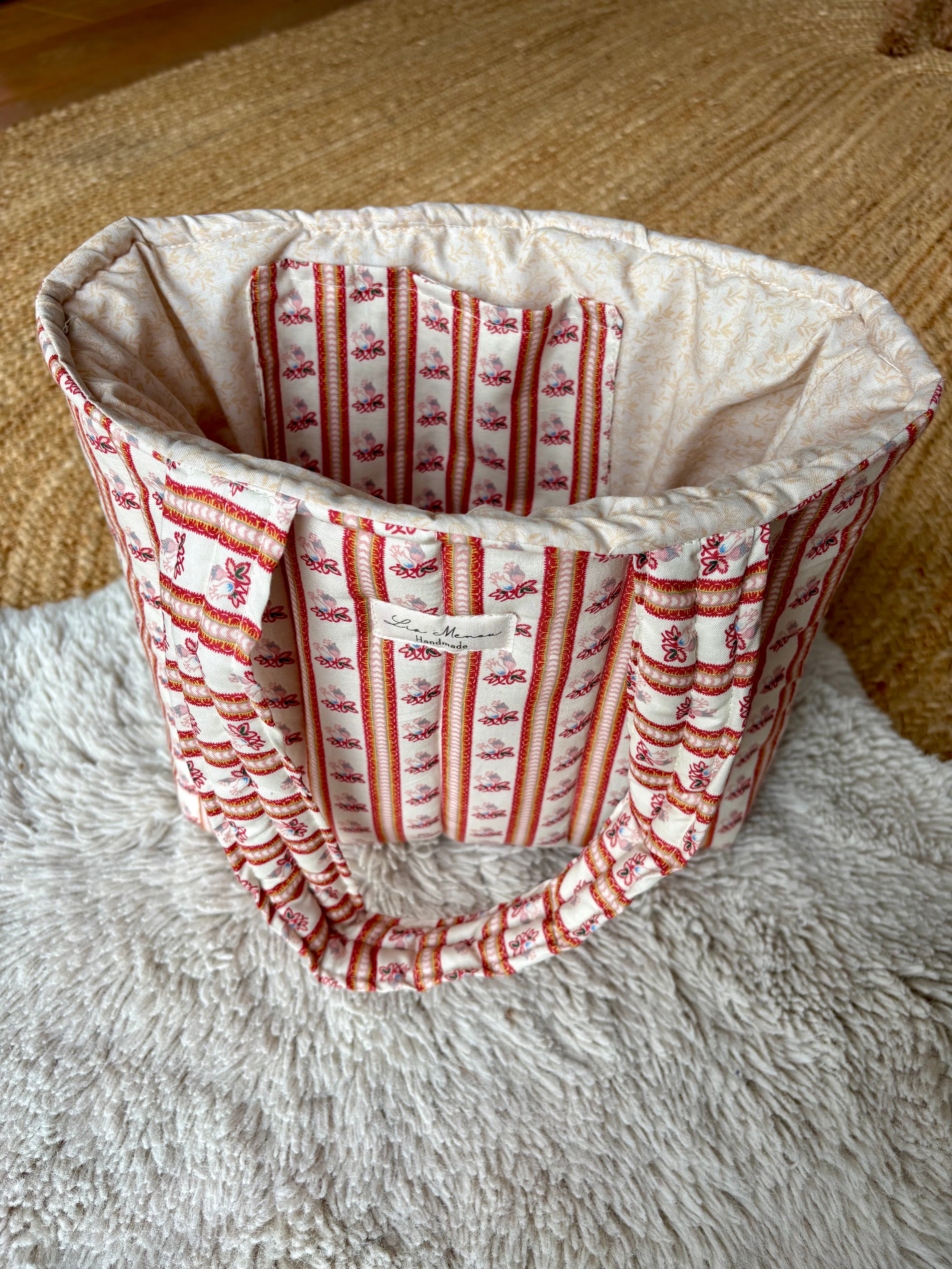 Frühlings-Picknik mit Blumen