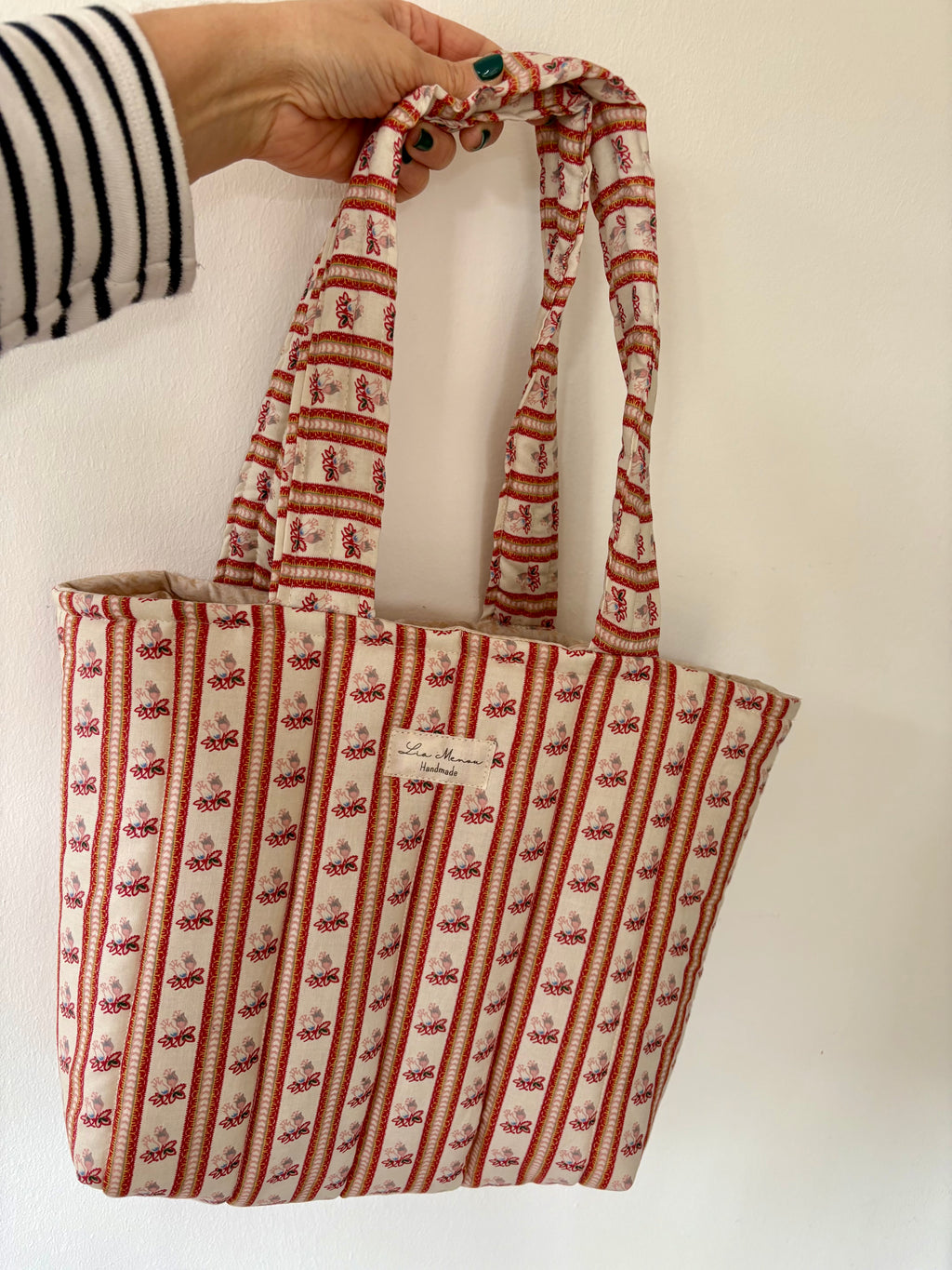 Frühlings-Picknik mit Blumen