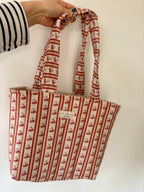 Frühlings-Picknik mit Blumen