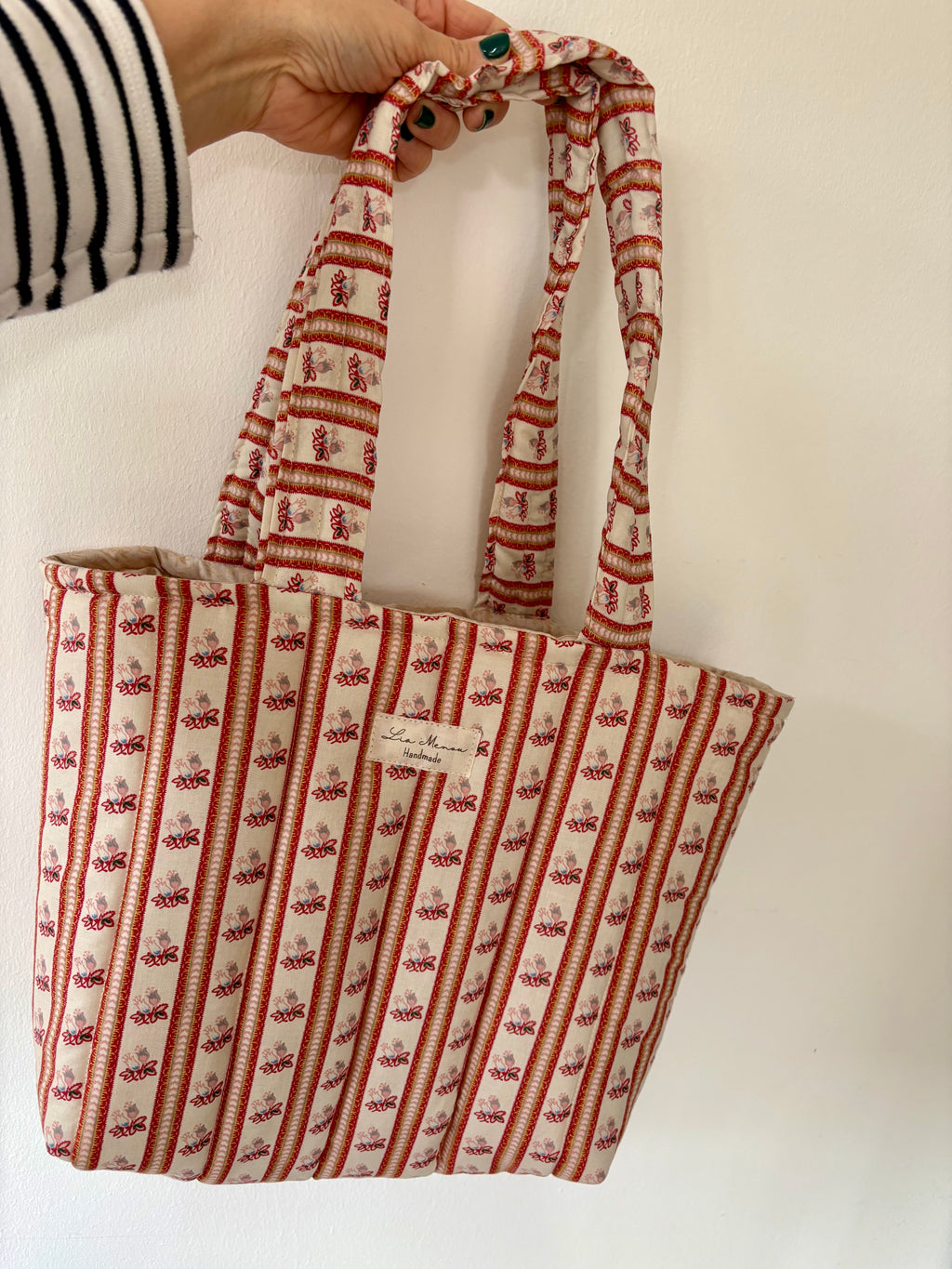 Frühlings-Picknik mit Blumen