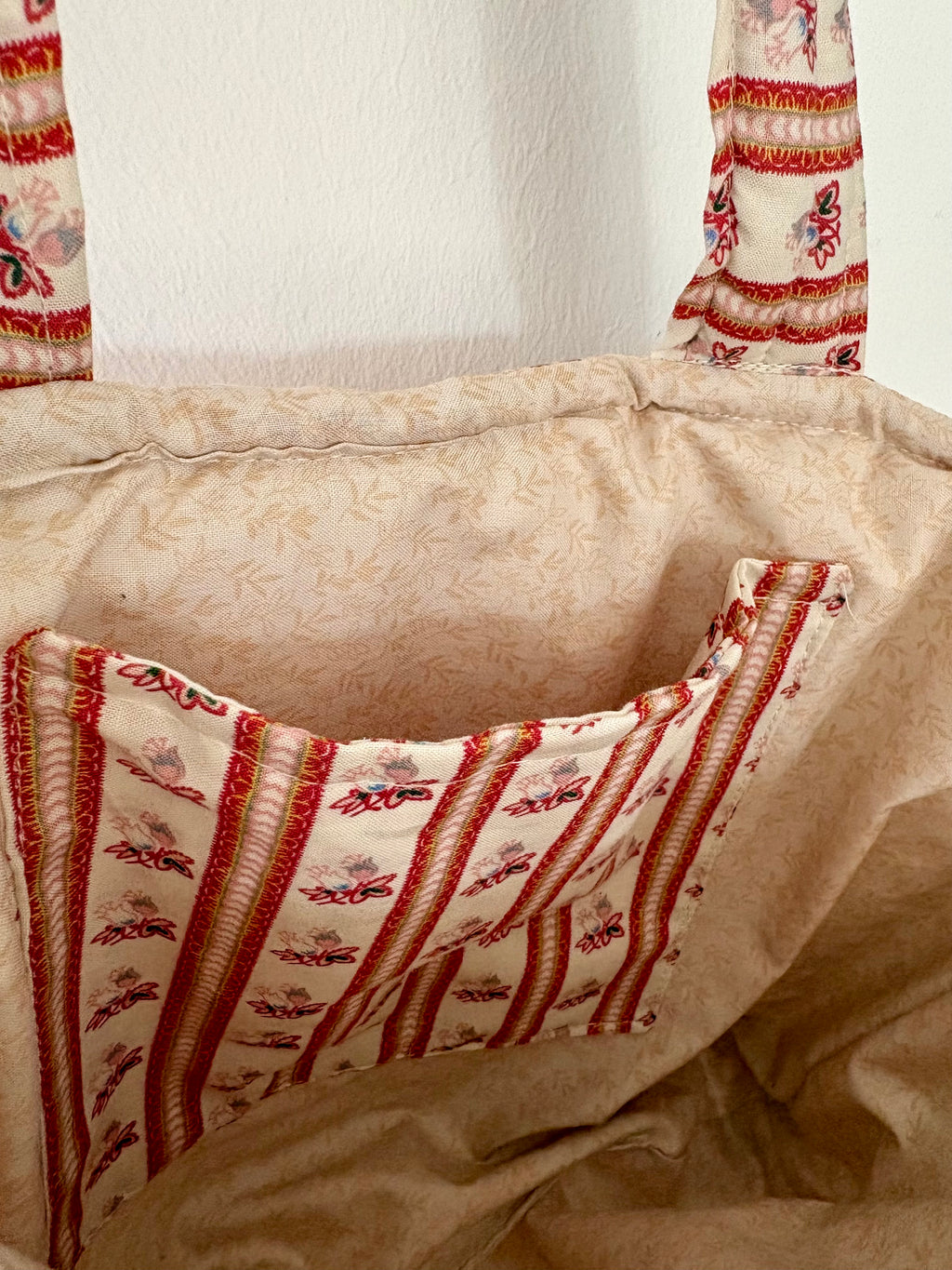 Frühlings-Picknik mit Blumen