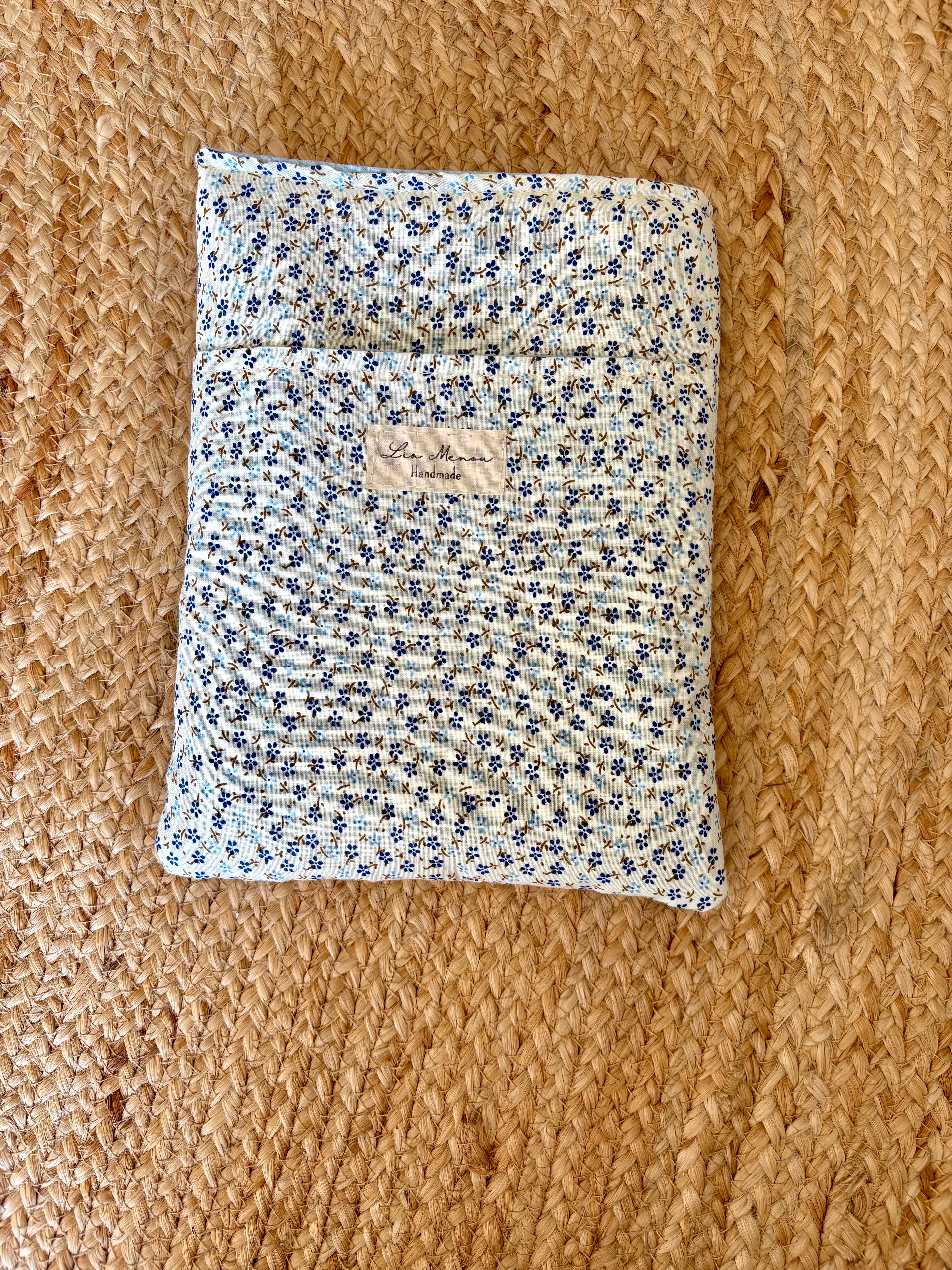 Buchhülle handgemacht – Lia Menou