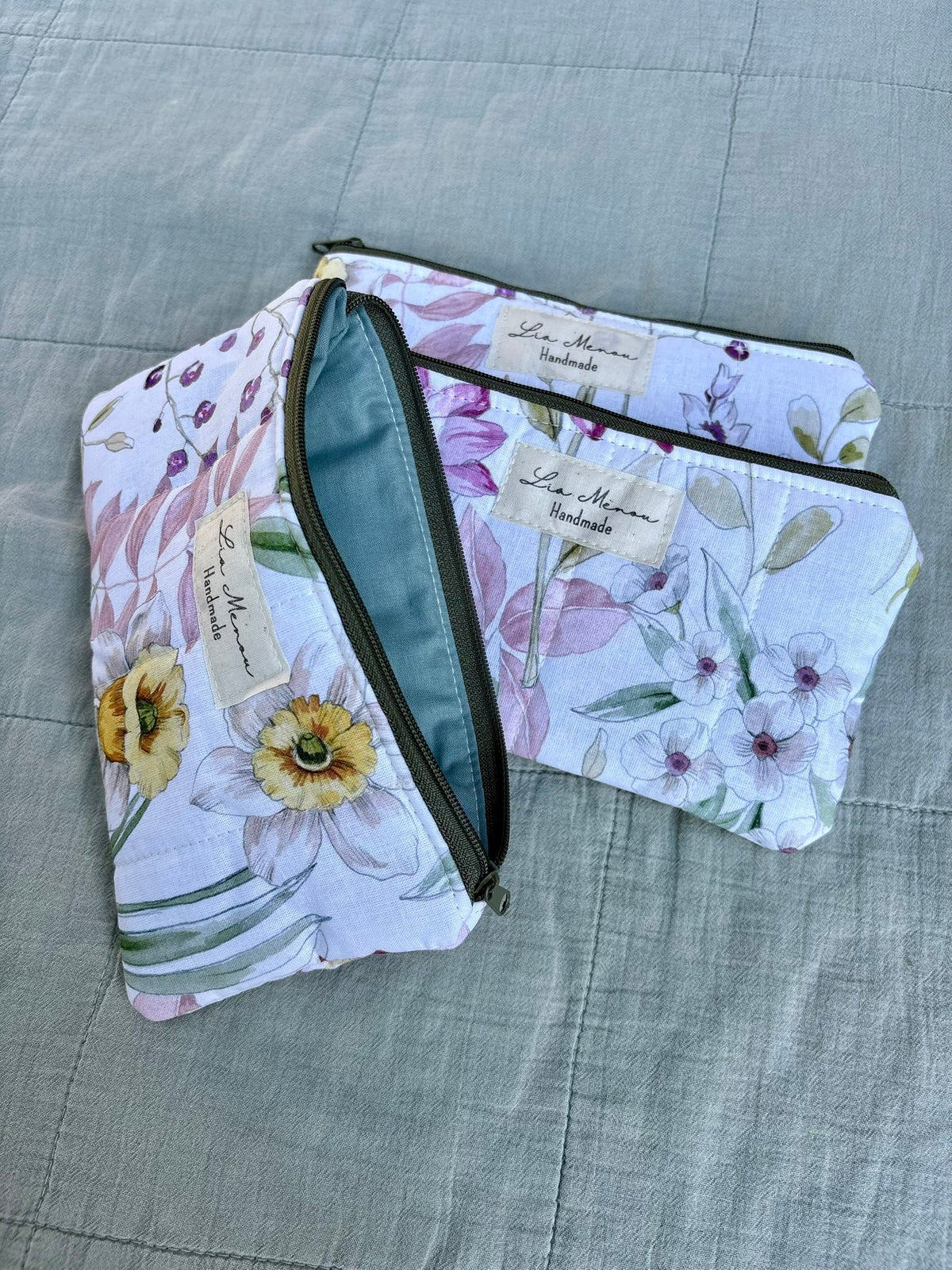 Brillenetui Botanische Blumen hellblau Narzissen – Lia Menou Handmade