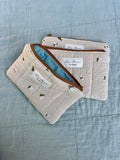 Brillenetui Bienen beige gesteppt – Lia Menou Handmade
