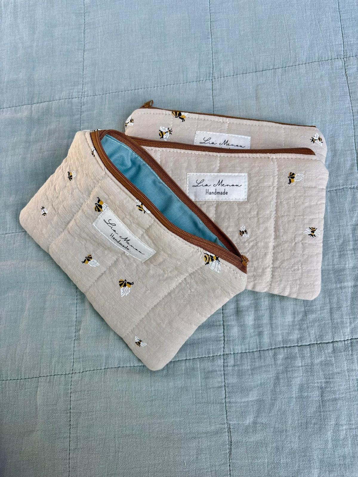 Brillenetui Bienen beige gesteppt – Lia Menou Handmade