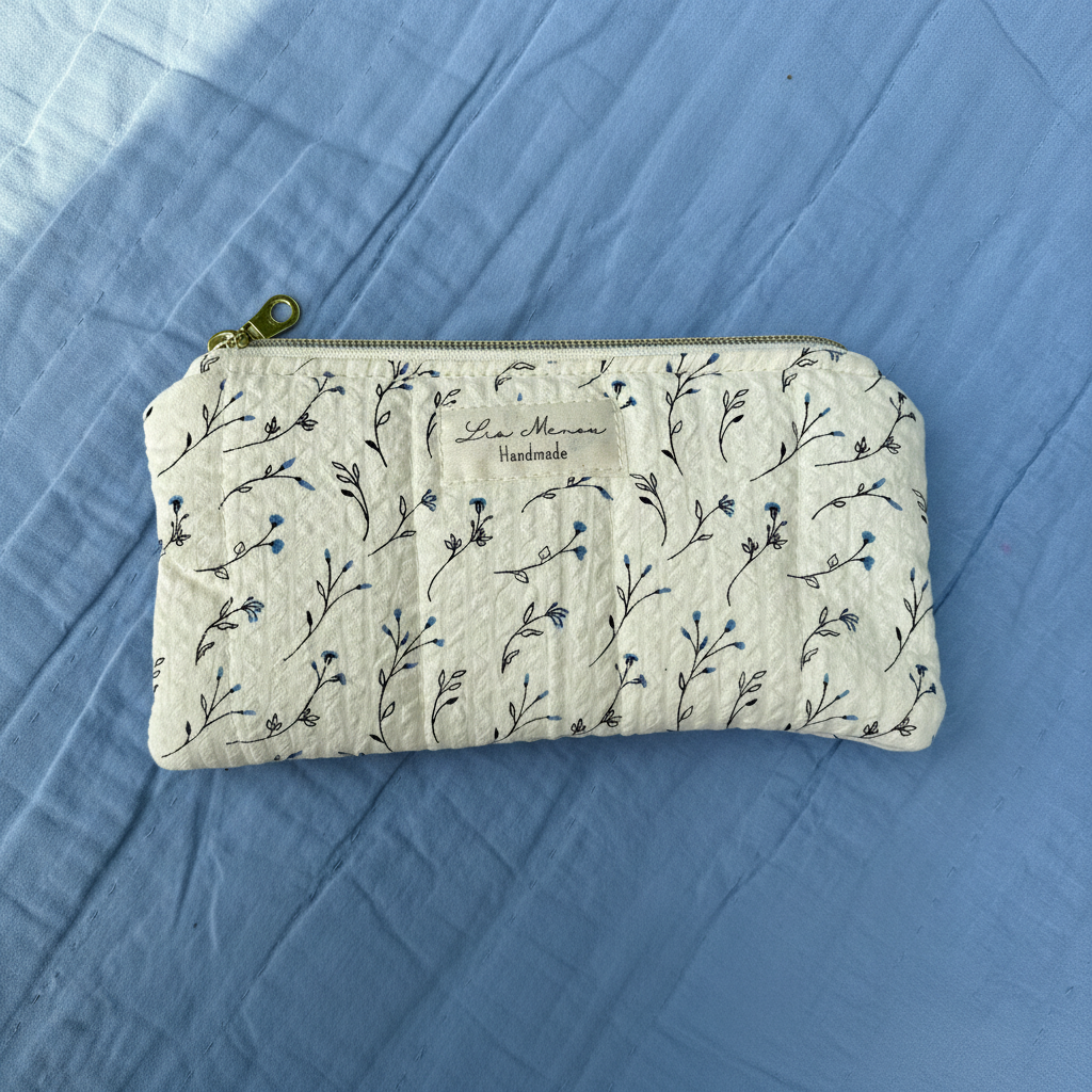 Obere Tasche mit schwarzen Blümchen und sichtbarem Lia Menou Handmade Label