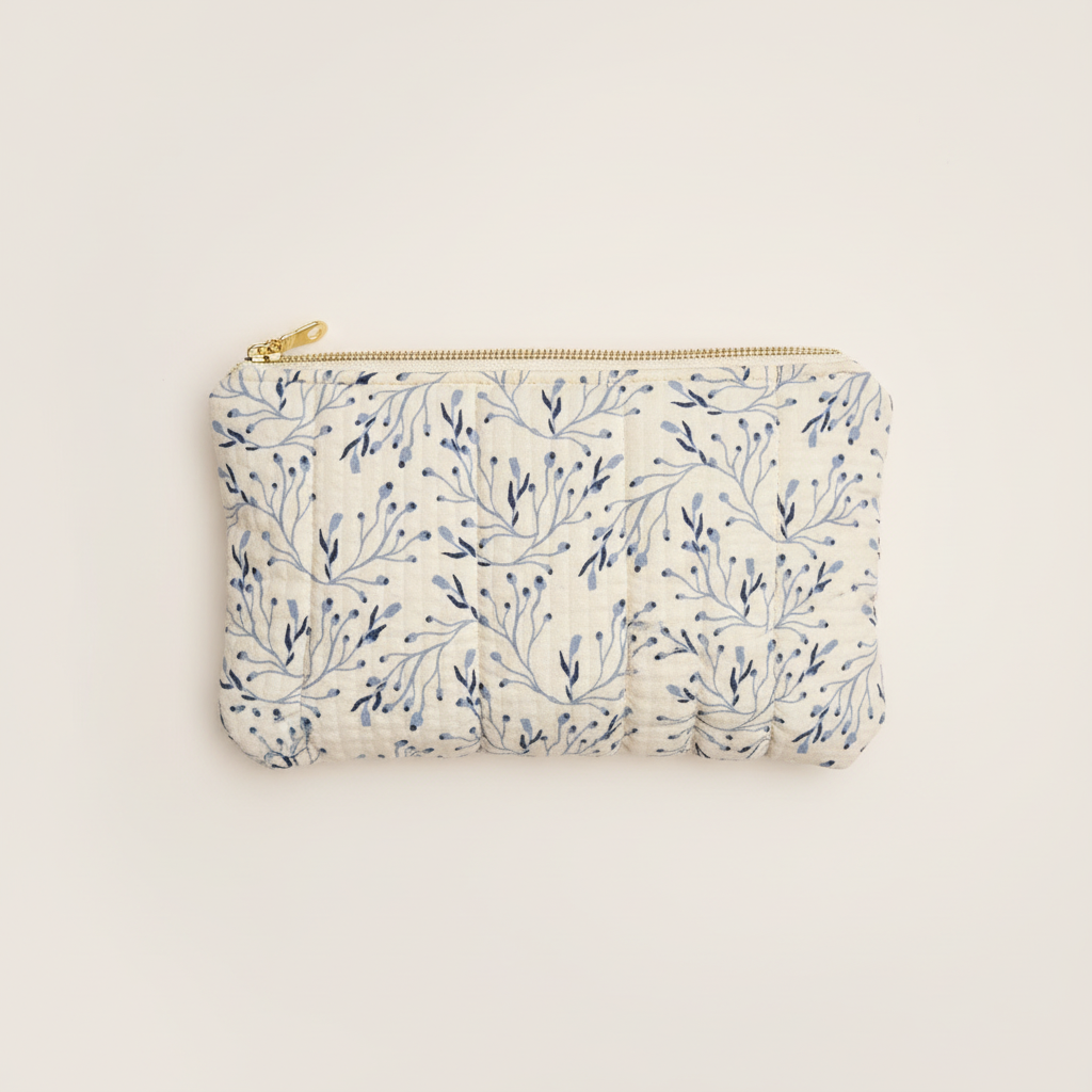 Brillenetui mit schwarzen Blümchen und blauen Akzenten