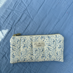 Originalfoto des Brillenetuis mit blauen Blümchen und Lia Menou Handmade Label